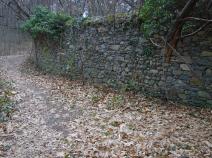 eine alte Steinmauer säumt das letzte Stück nach Sesto Calende